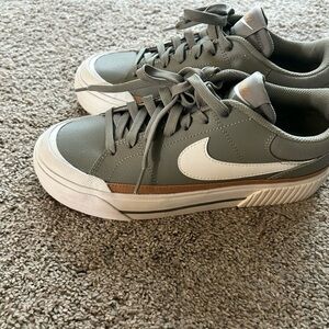 Nike court legacy lift women’s platform sneakers size 7